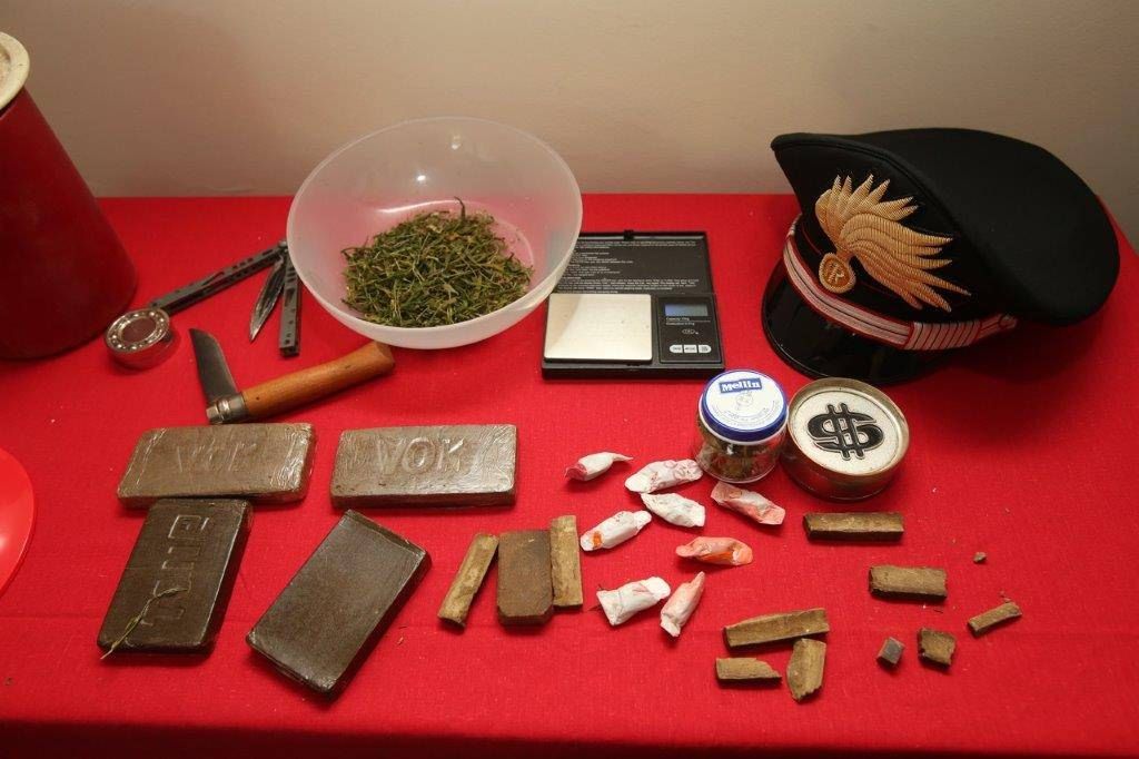 Deteneva hashish in casa, arrestato