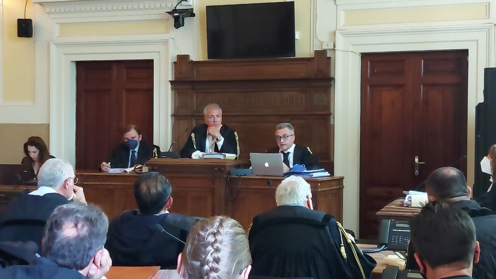 «Lucano mosso solo da umanità». Inizia il processo d’Appello al sindaco del modello Riace – VIDEO