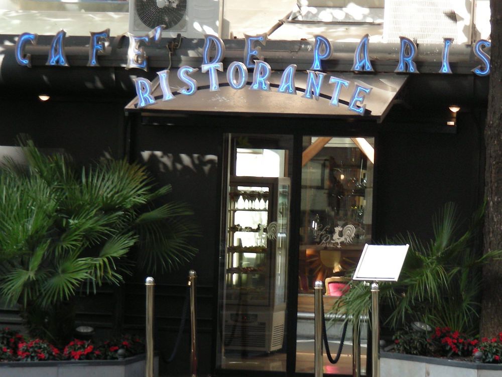 Licenziamenti al "Café de Paris", protesta dei dipendenti