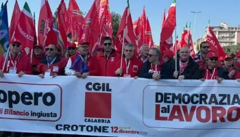 In duemila a Crotone: la Calabria scende in piazza contro la manovra