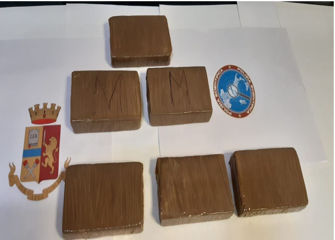 Fermati con eroina in auto nel Crotonese, arrestati