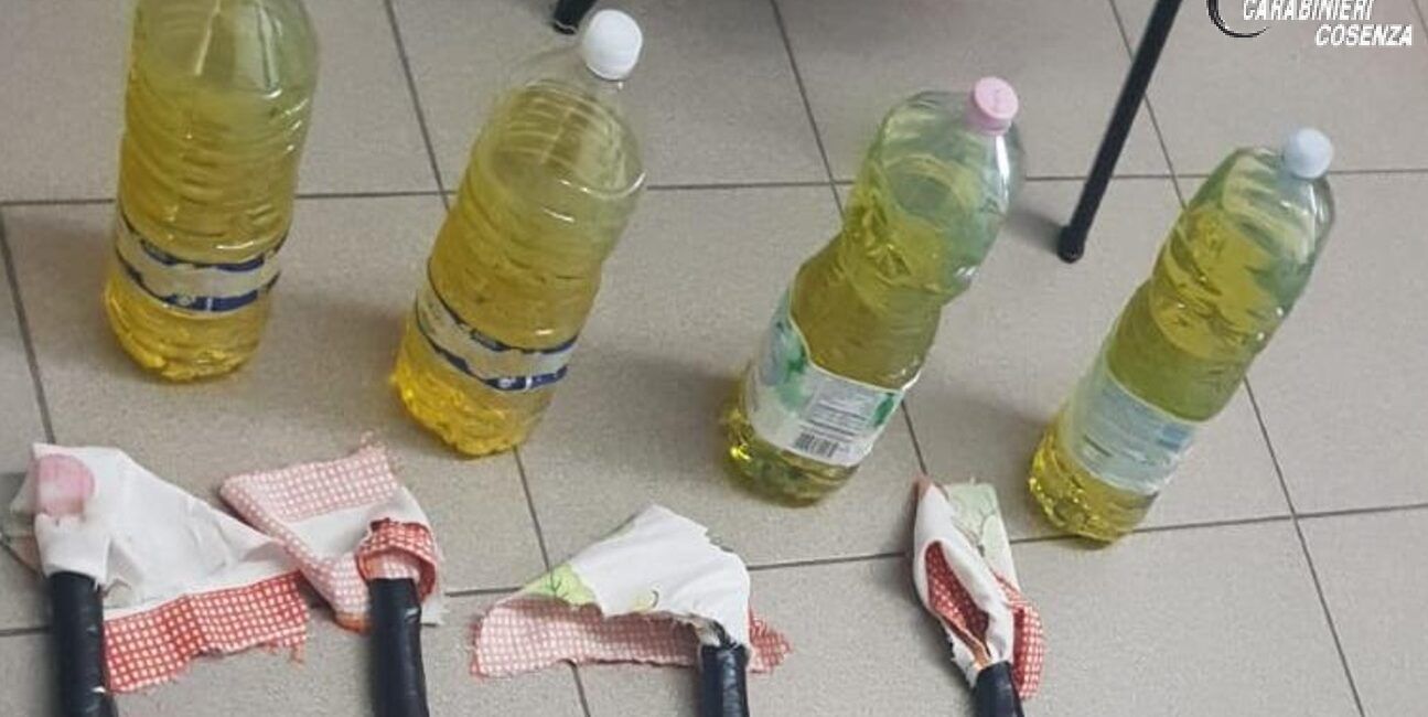 Bottiglie incendiarie pronte all’uso, denunciati due fratelli