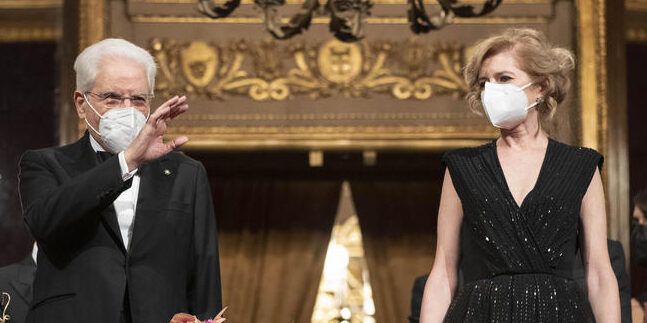 Mattarella, ovazione alla Scala: sei minuti di applausi e la richiesta del “bis”