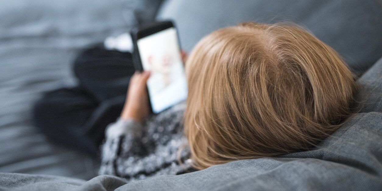 Tutela dei minori, Tavernise presenta una proposta di legge regionale sui cellulari