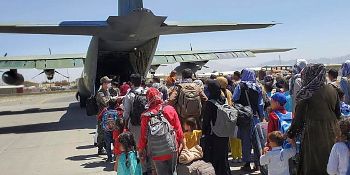 Afghanistan, Di Maio: «Evacuati tutti gli italiani». Via da Kabul anche 4.900 afghani