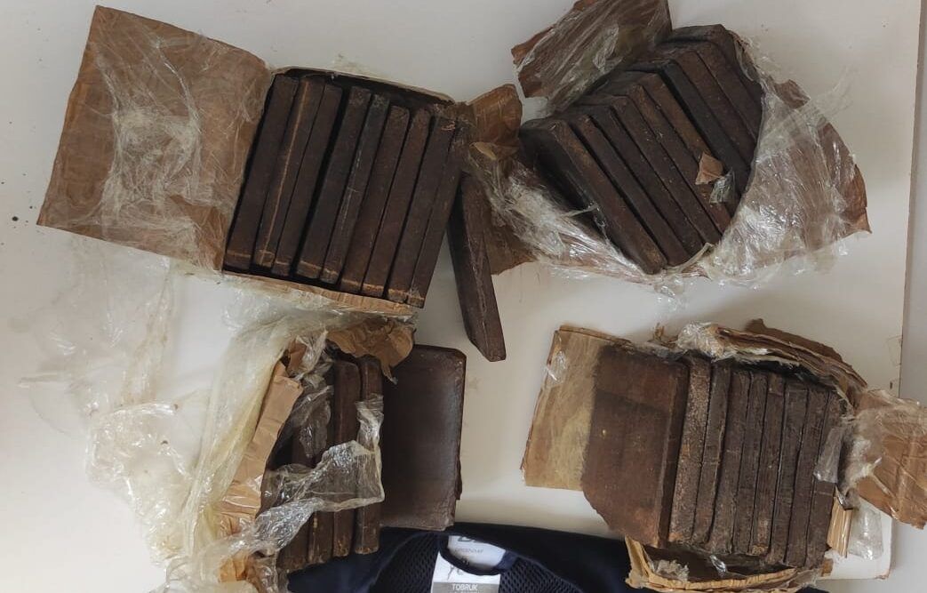 Nascondeva 35 panetti di hashish in bagno, arrestato un uomo a Rende