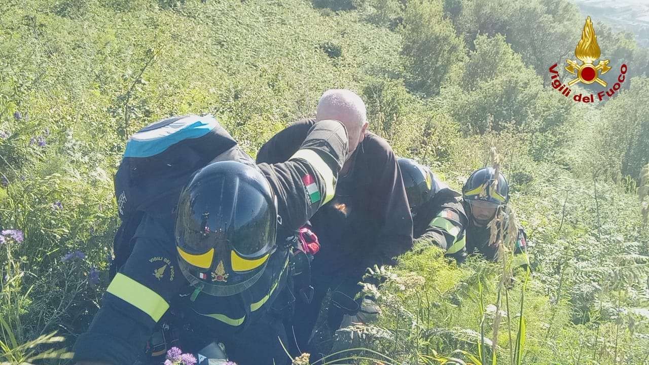 Cade da un parapendio, salvato dai Vigili del Fuoco -VIDEO