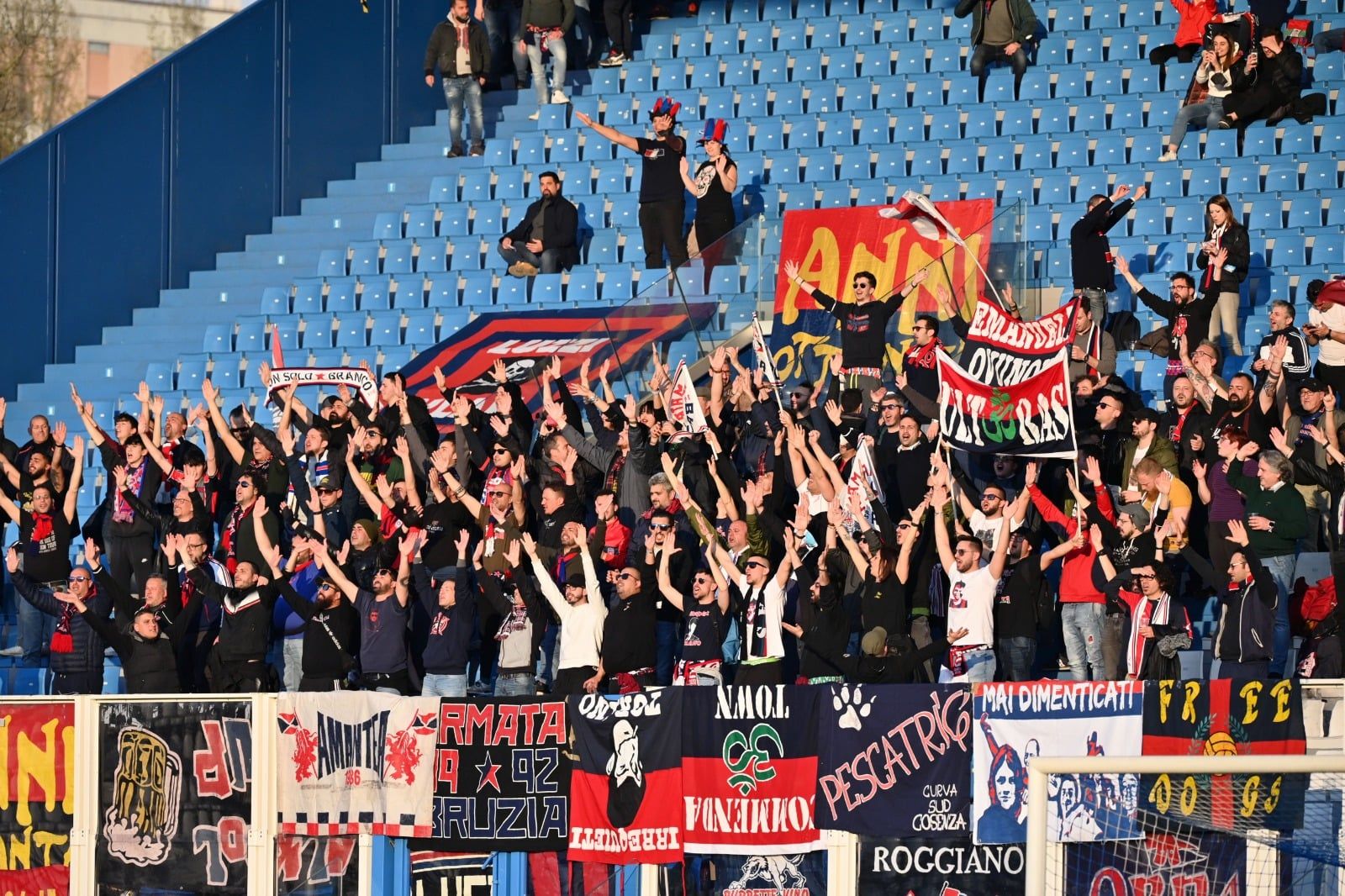 Il Cosenza agguanta il Pisa su rigore. Pari con tanti gol tra Pordenone e Crotone