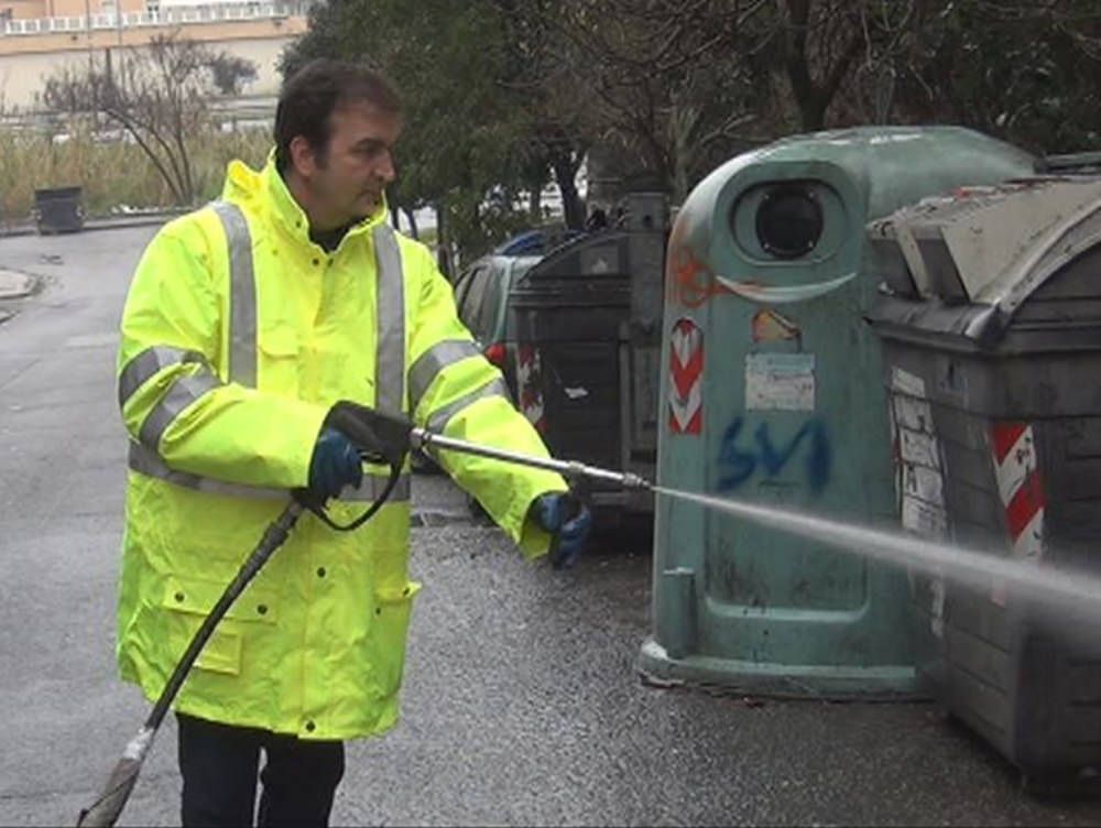 Cosenza, il sindaco Occhiuto netturbino per un giorno