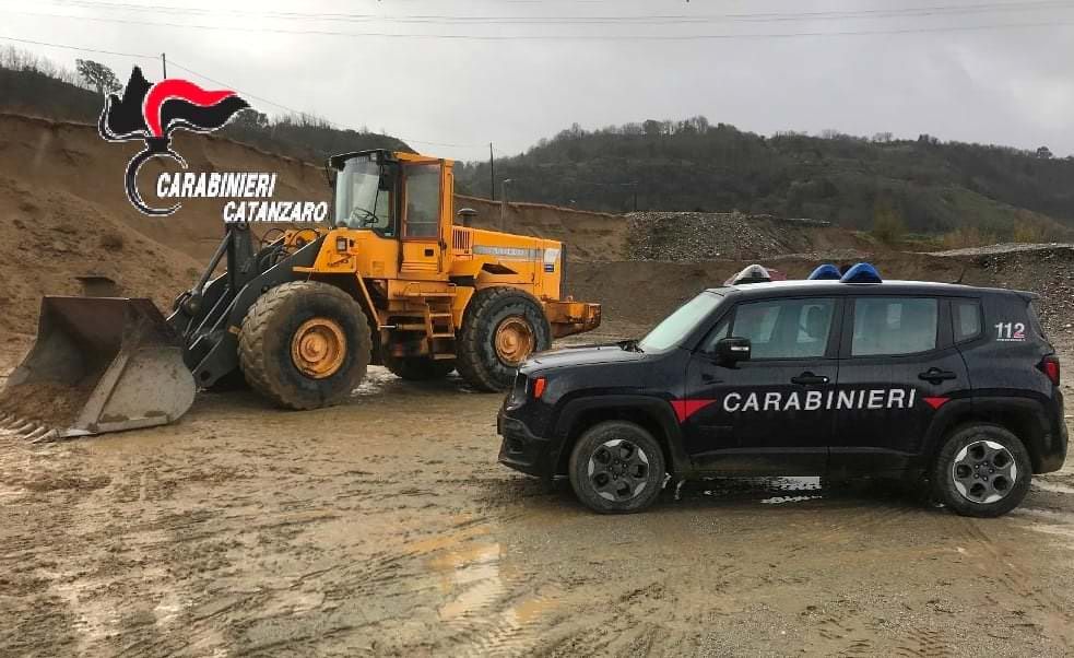 Rubano inerti da un terreno comunale, due arresti a Maida