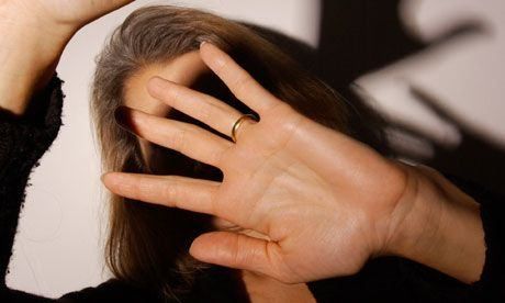 Aggredisce l'ex convivente a coltellate, arrestato 57enne