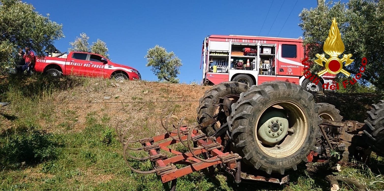Lamezia, operaio muore ribaltandosi col trattore – FOTO