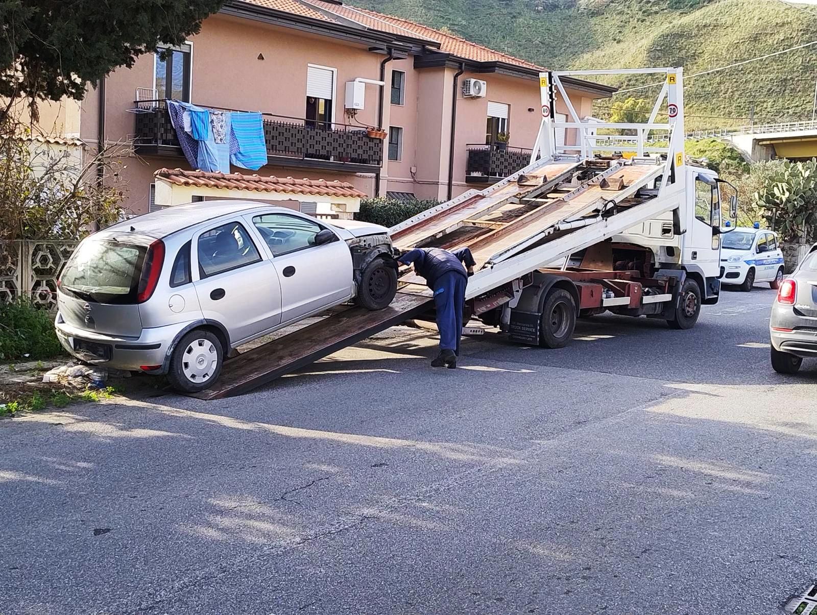 Catanzaro, rimossi dalla polizia locale 16 mezzi abbandonati in strada – FOTO