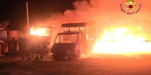 INCENDIO_MEZZI_ISOLA