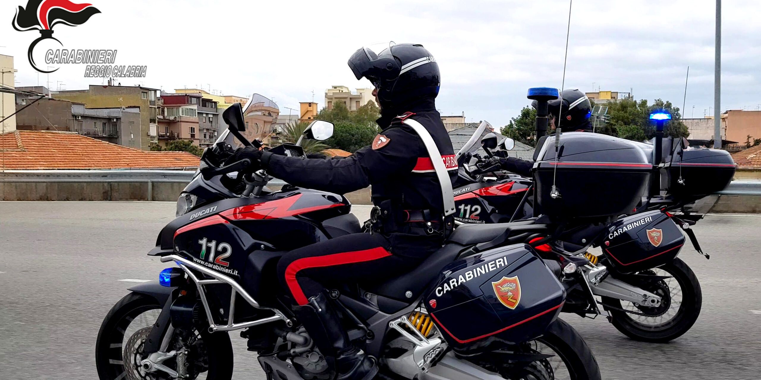 Delianuova, lanciano droga dalla finestra: arrestati padre e figlio