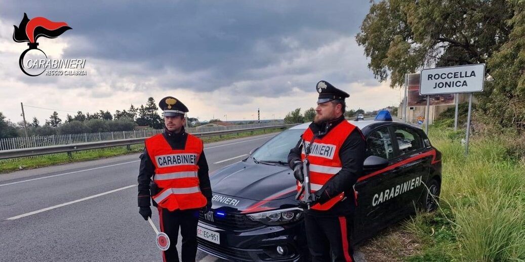 Scoperto un nascondiglio di droga nel centro storico di Roccella, 61enne arrestato dai carabinieri