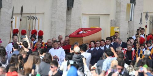 La salma di papa Francesco trasferita a San Pietro per l'ostensione