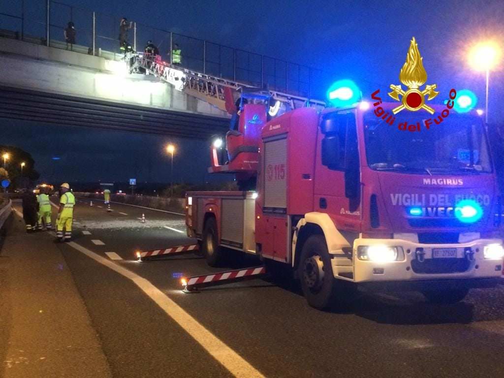 Intonaco rischia di cadere da un cavalcavia sulla “Due Mari”, intervengono i vigili del fuoco