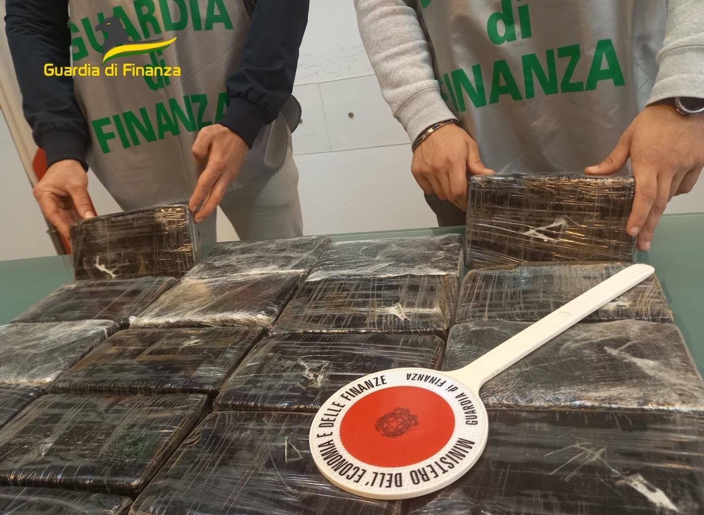 Traffico e spaccio di droga, 16 arresti nel Napoletano