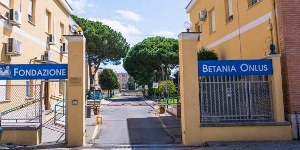 Mazzetta da 50mila euro per Villa Betania, il denaro contante nello zainetto con le microspie