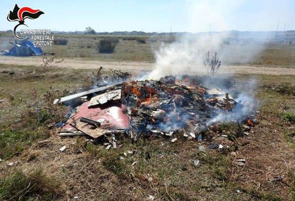 Danno alle fiamme cumuli di rifiuti, due denunce nel Crotonese