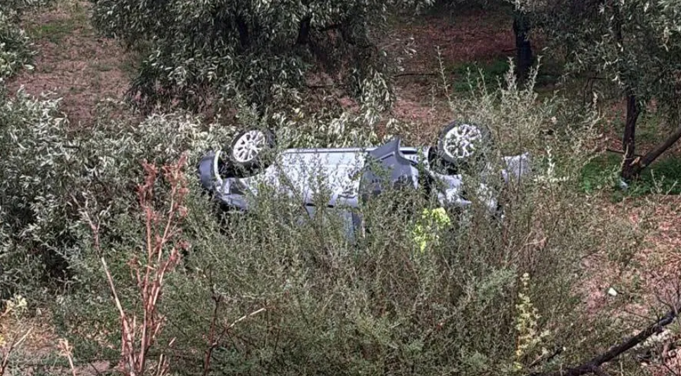 Auto finisce in una scarpata a Corigliano Rossano, due feriti: uno è grave