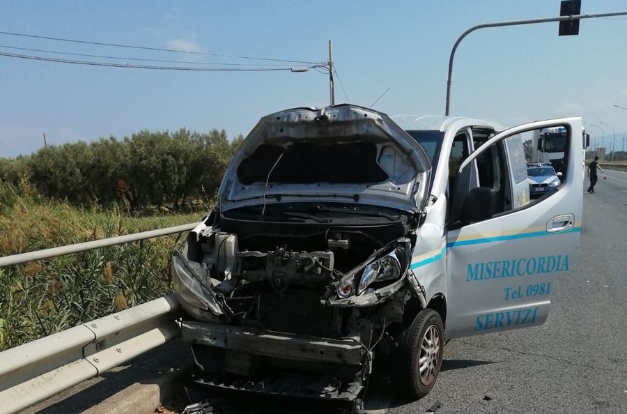Incidente stradale a Sibari, mezzo della Misericordia coinvolto: elisoccorso un dializzato
