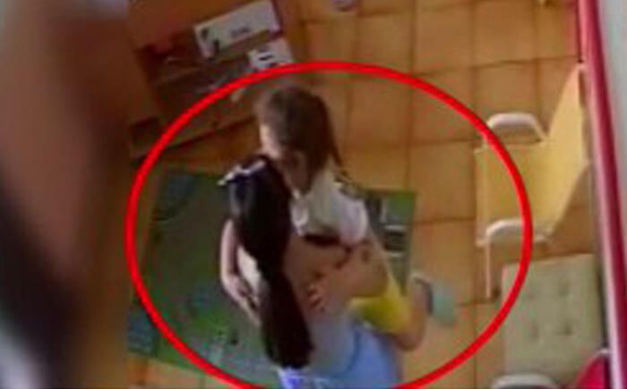 Il padre della piccola Elena contro l’ex compagna: «È un mostro»