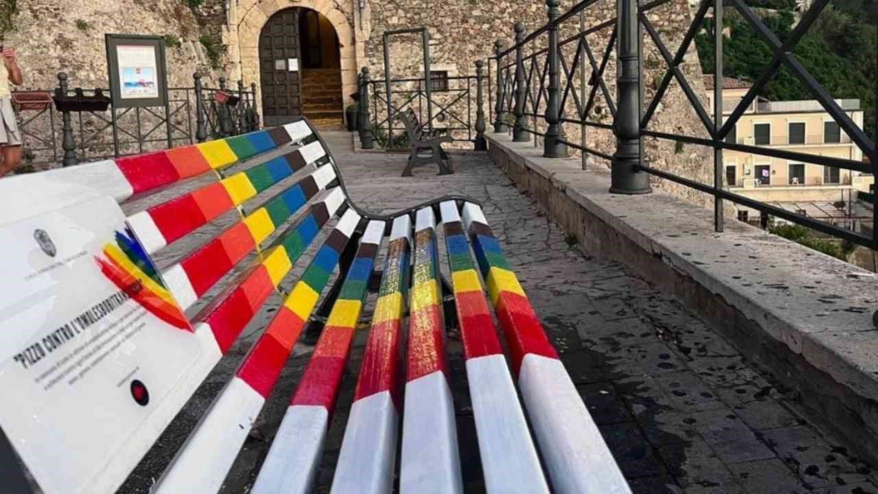 Vandali in azione a Pizzo, danneggiata la targa contro le discriminazioni di genere