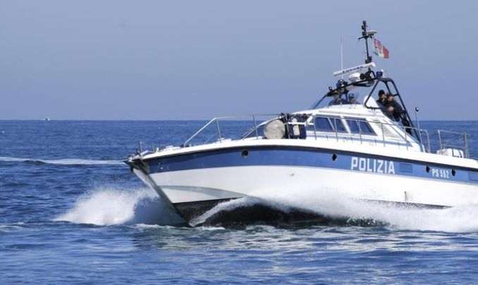 Sequestrato catamarano a Reggio Calabria: era privo di documentazione