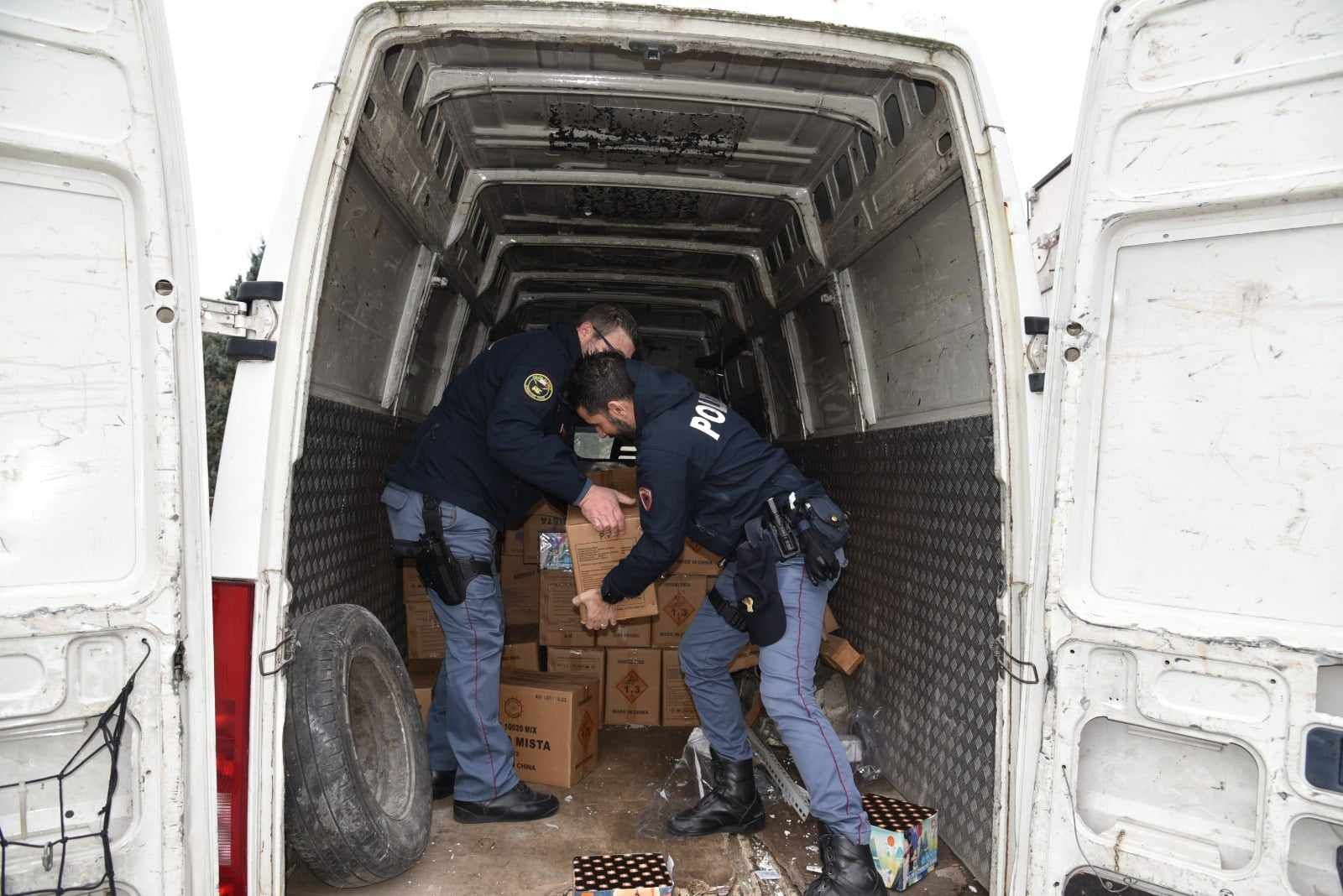 Cosenza, uomo denunciato per commercio abusivo di materiale esplodente