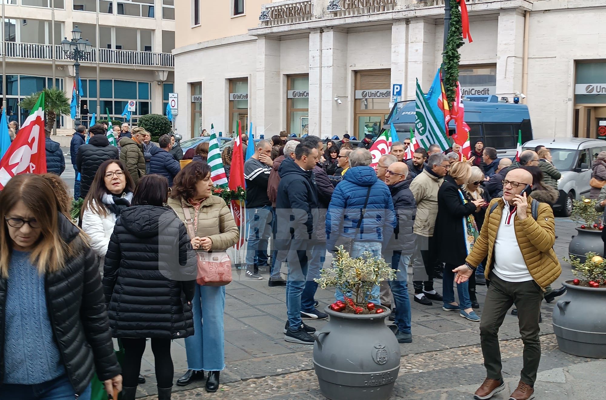 Lavoro, monta la protesta dei tirocinanti: in 300 davanti alla Prefettura di Catanzaro