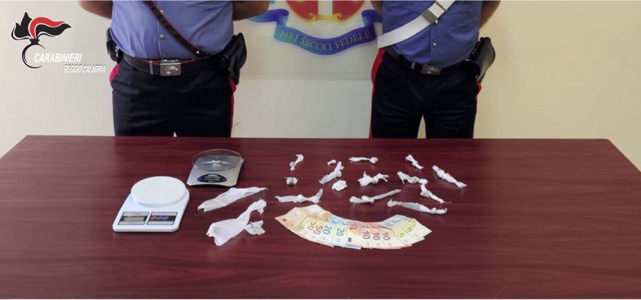 Sorpreso in casa con 14 dosi di marijuana nel Reggino, arrestato