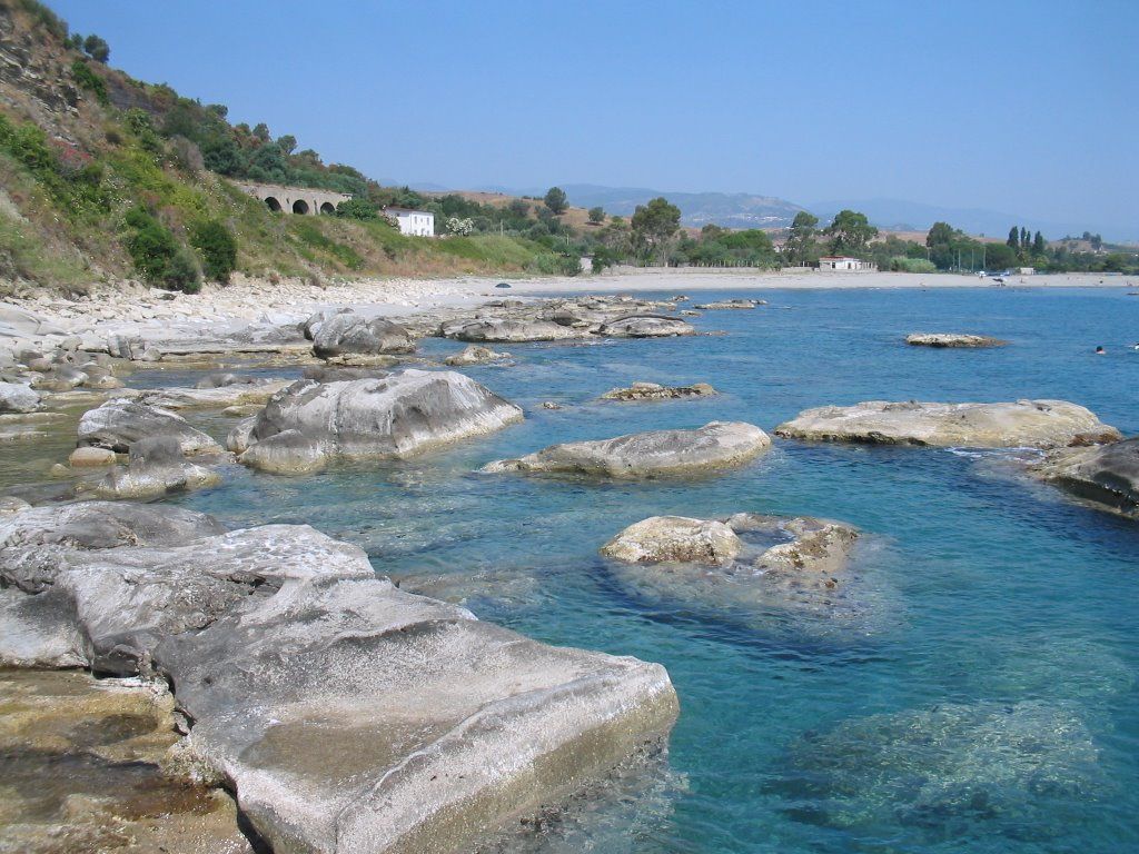 Report Balneazione 2025: in Calabria crescono le acque in classe di qualità eccellente (93%)