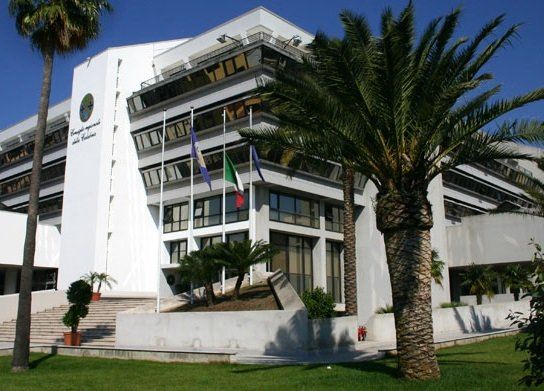 Collaboratori fantasma e consulenze, i partiti non imparano mai