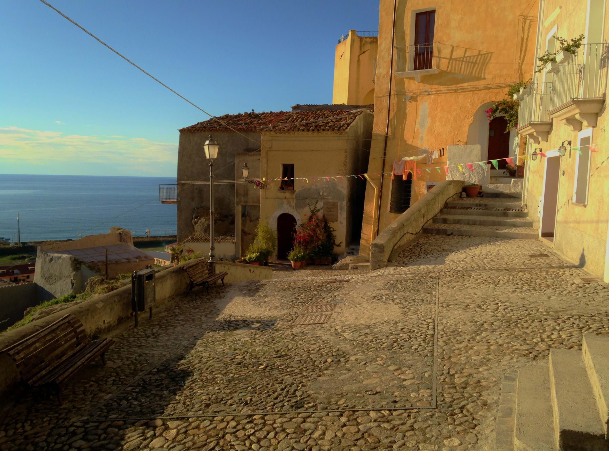 Precipita dopo il crollo del solaio, grave 44enne ad Amantea