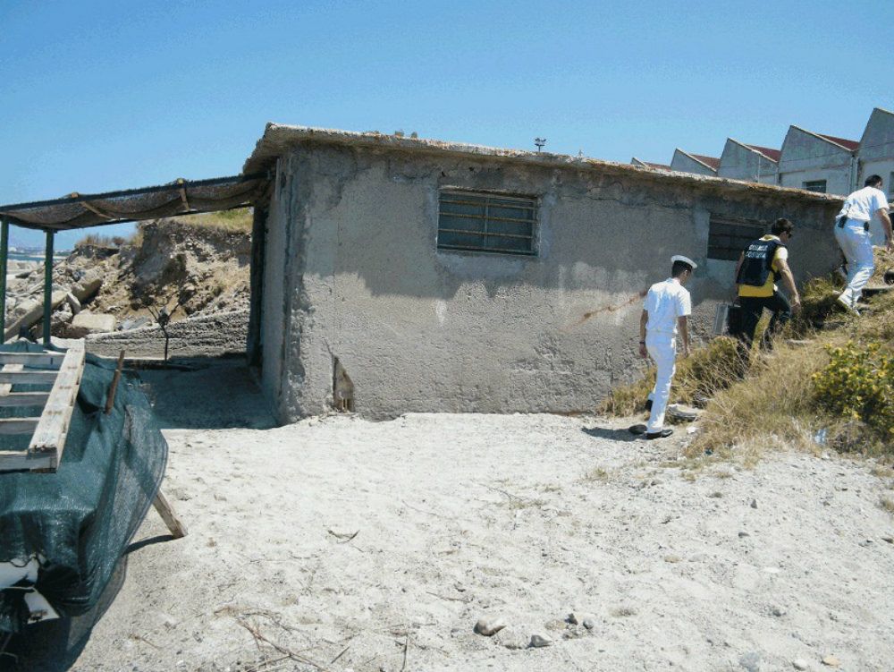 Reggio, sequestrato un immobile abusivo sulla spiaggia