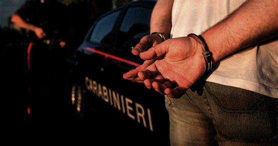 Aggredisce la madre e il fratello, arrestato 47enne nel Vibonese