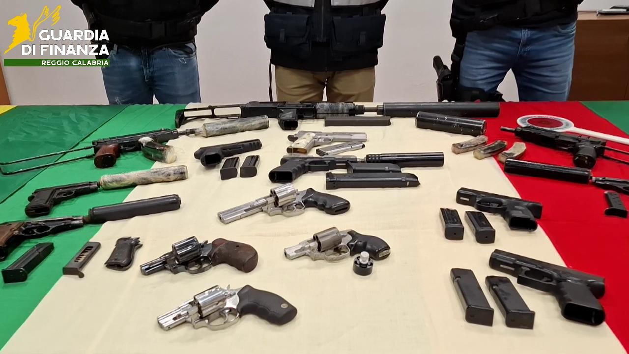 Nuovo colpo ai clan nella Piana di Gioia Tauro: scoperto un arsenale di armi ed esplosivi – VIDEO