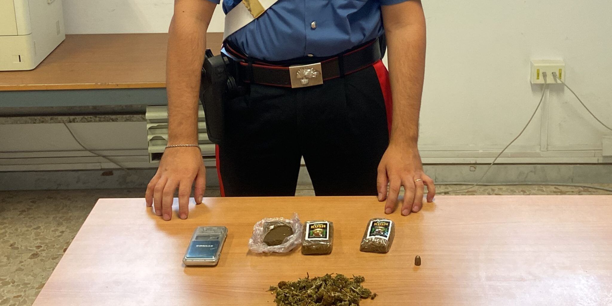 Nascondeva droga in casa per la “vendita al dettaglio”, arrestato un 26enne a Cirò Marina