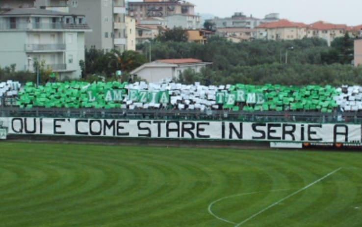 Lanciarono bottiglie in campo, denunciati due tifosi del Lecce