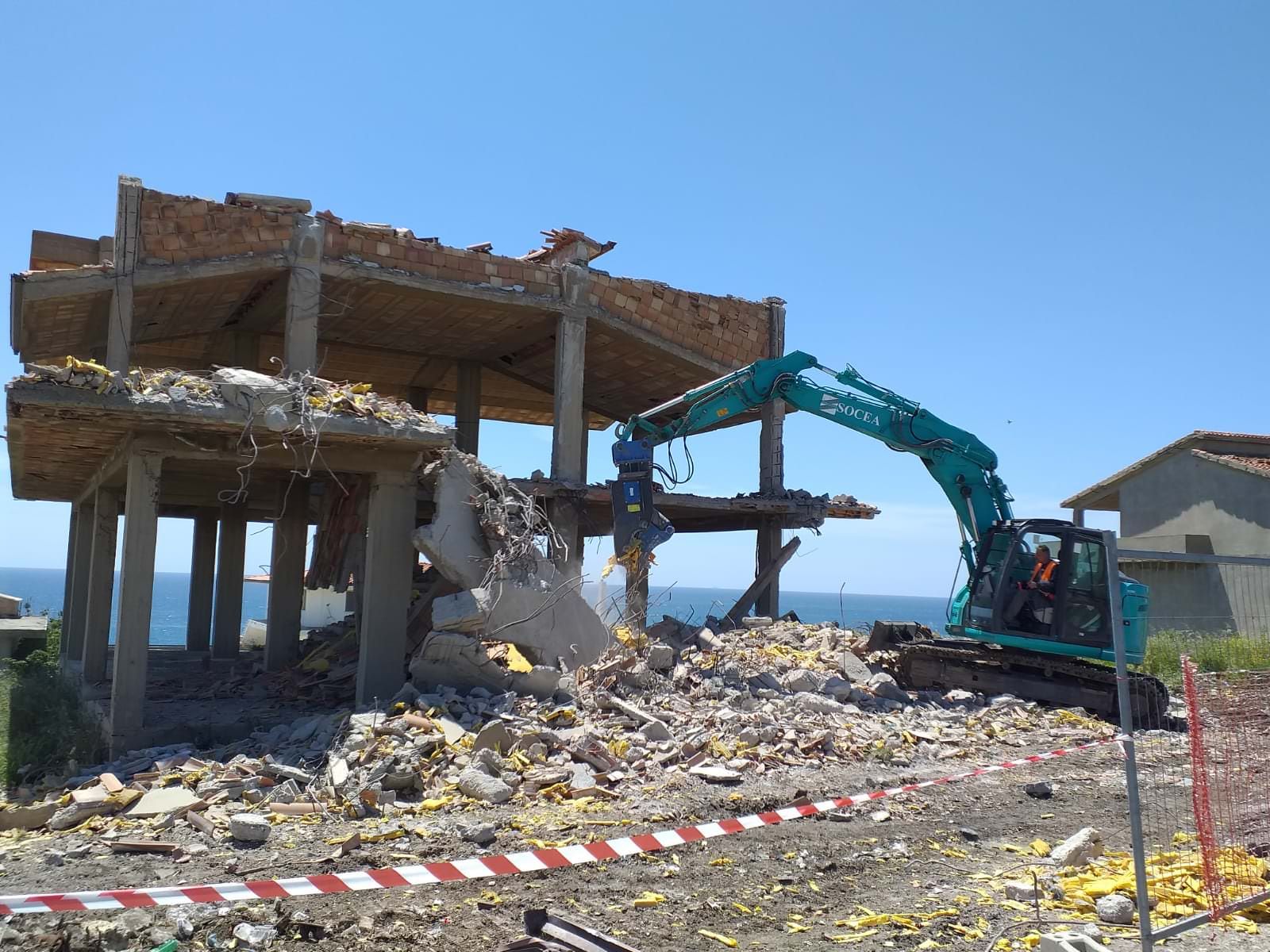 Abbattuti a Isola Capo Rizzuto due edifici confiscati ai clan – FOTO E VIDEO