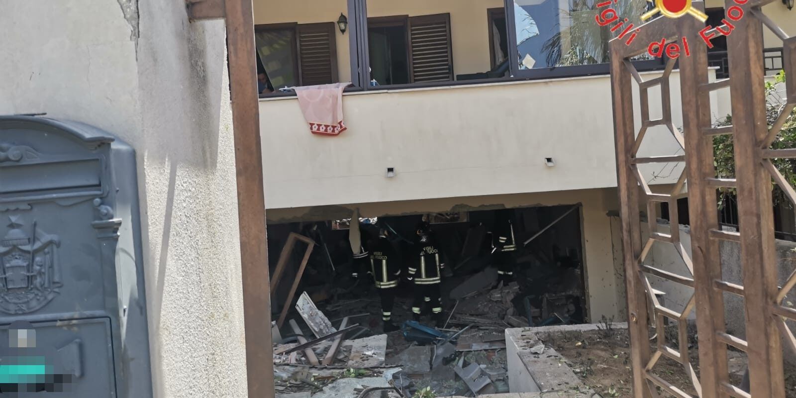 Esplosione in un appartamento nel Catanzarese, tre feriti (due sono gravi)