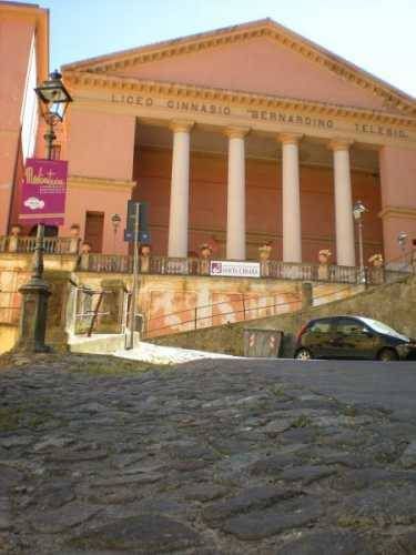 Aggredita la vicepreside del "Telesio". Tutti solidali con la prof