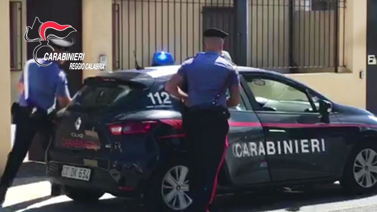 Dépendance abusiva e piscina alimentata con l’acqua rubata dalla rete pubblica: coppia di Polistena denunciata