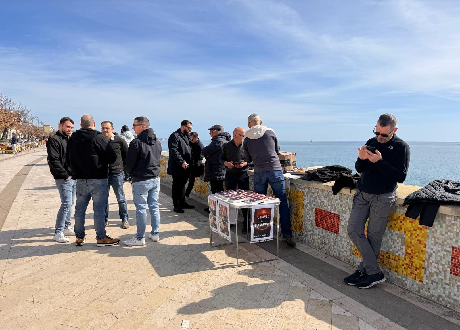 A Catanzaro Lido il “banchetto” a sostegno del generale Vannacci