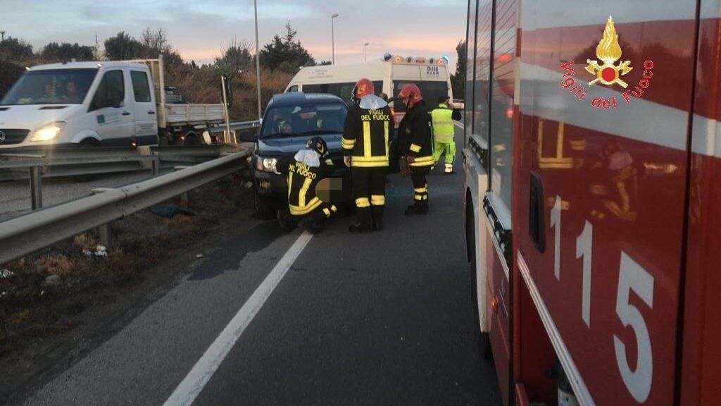 Auto si ribalta sulla 106 a Simeri Crichi, ferita una donna