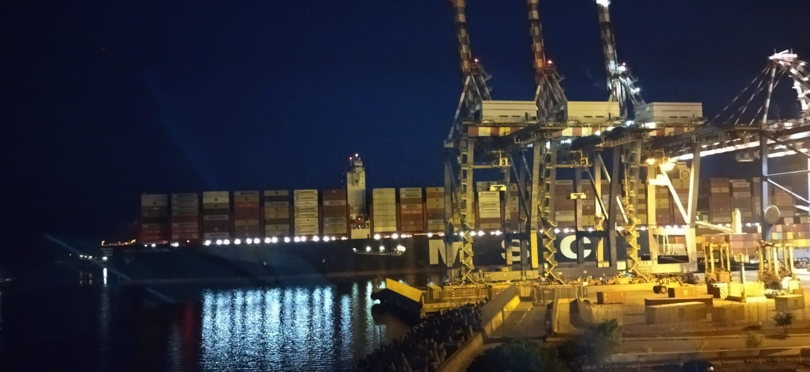 I giganti del mare a Gioia Tauro”: la “Gulsum” entra in porto anche di notte