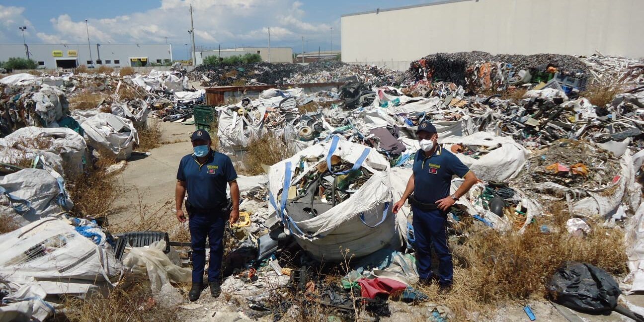 Smaltimento illecito di rifiuti, sequestrata area e capannone industriale nel Cosentino – FOTO