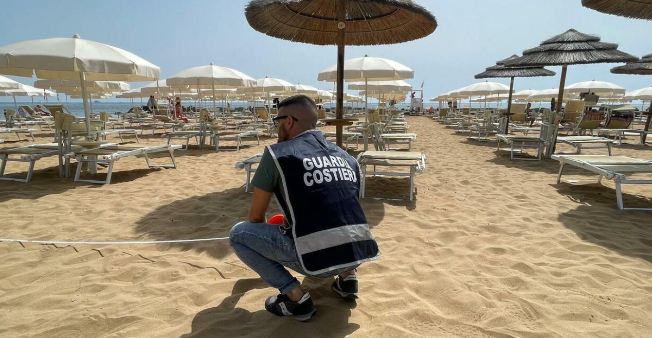 Isola Capo Rizzuto, via il lido abusivo: 600 mq di spiaggia tornano pubblici